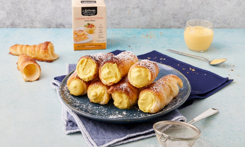 Cannoncini di pasta sfoglia con crema pasticcera