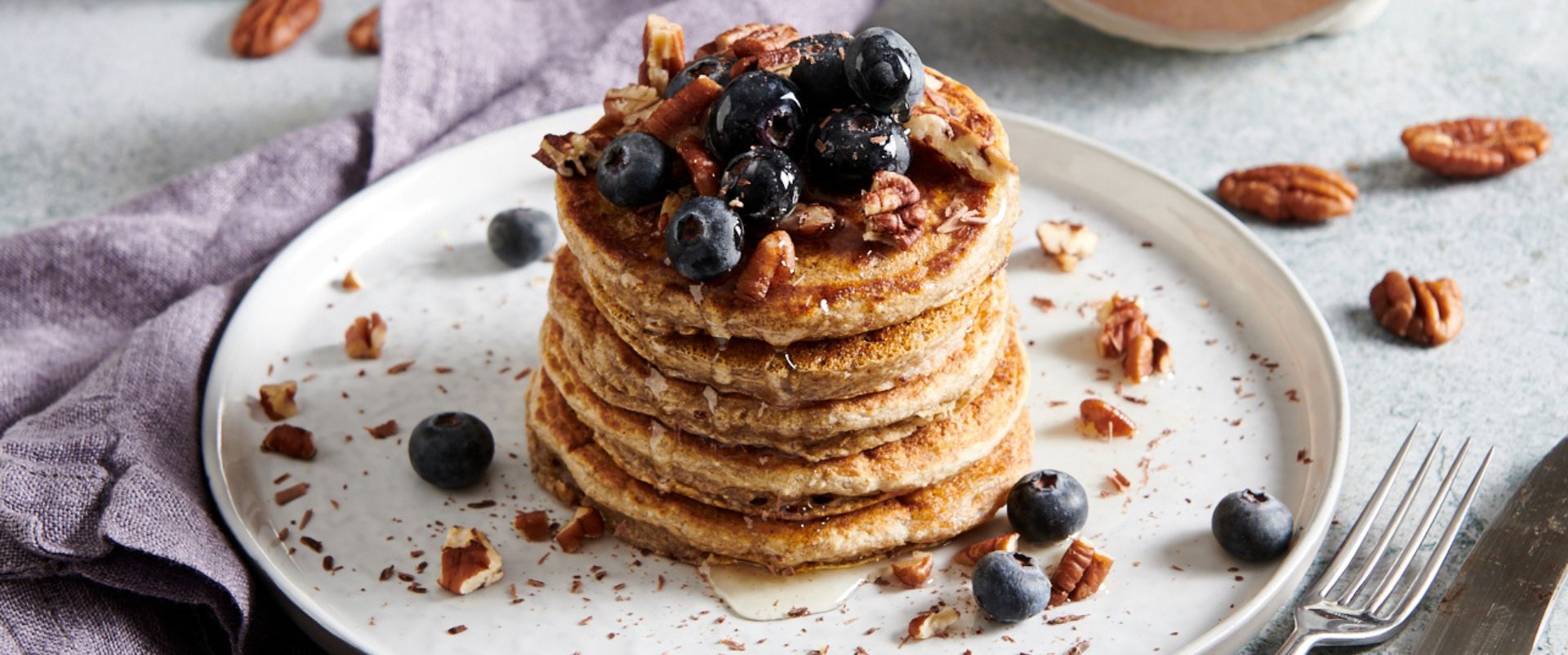 Pancake proteici con noci mirtilli e miele