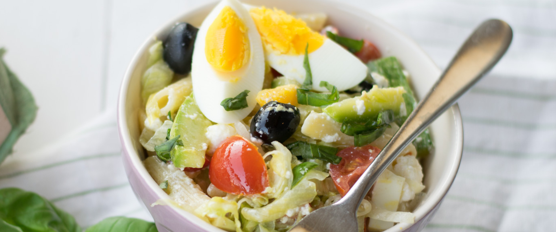 Insalata di pasta con uova sode e verdure di stagione